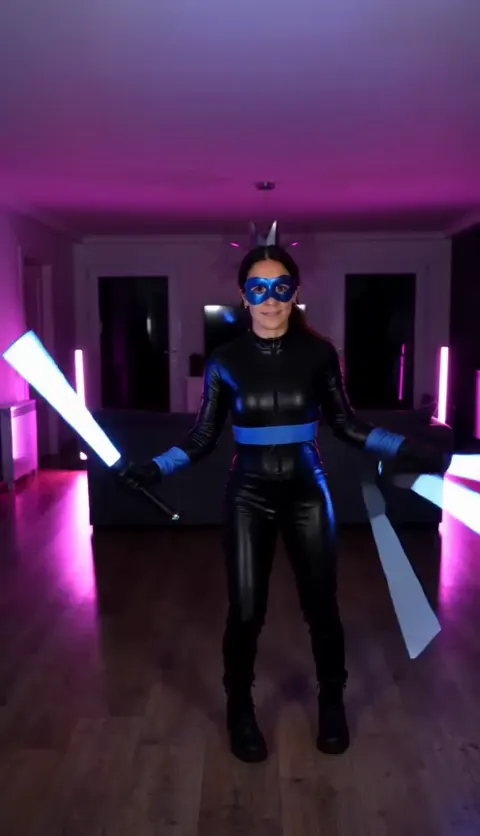 Video Nightwing AI, phần 4: Cặp gậy